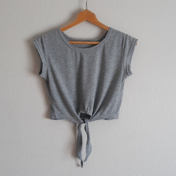 Tops - 🌟Shortsleeve knotted crop top
